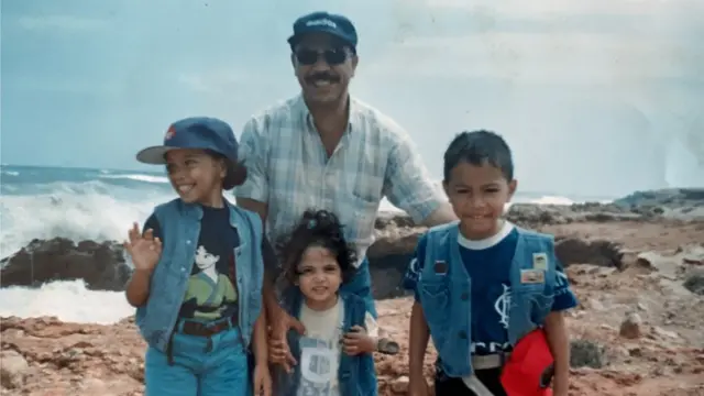 مع والدها وأخويها