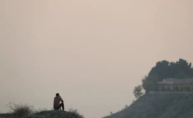 شهر تهران در زیر دود از ارتفاعات شمال آن؛ عکس مربوط به روز سیزدهم آبان است