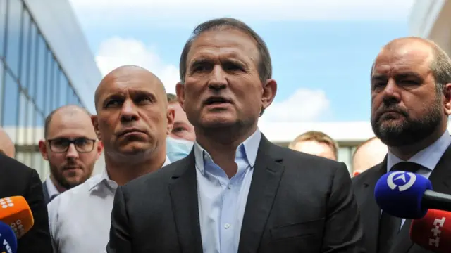 Medvedchuk hablando con los medios tras ser acusado de sospechas de alta traición, el 11 de mayo de 2021. Dos días después, fue puesto bajo arresto domiciliario