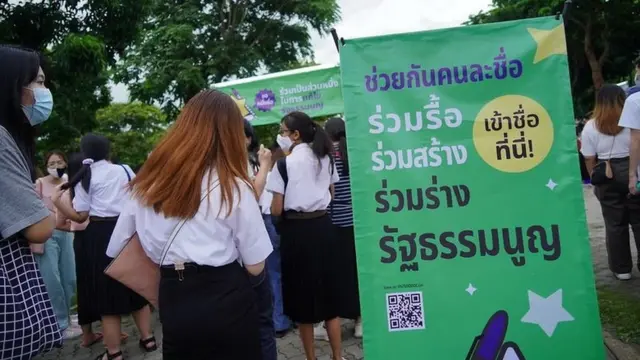 คนลงชื่อสนับสนุนร่างแก้ไขรัฐธรรมนูญฉบับของภาคประชาชนที่ ม.ธรรมศาสตร์ ศูนย์รังสิต