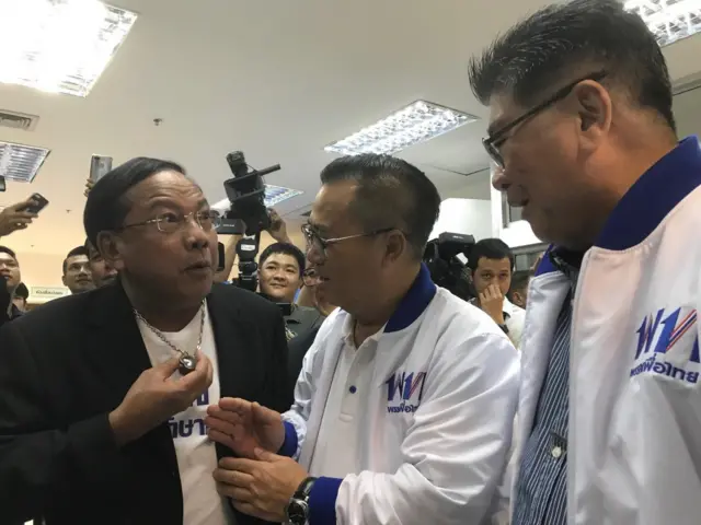 นายอดิศร เพียงเกษ กับนายสุธรรม แสงประทุม สนทนากันอย่างออกรส