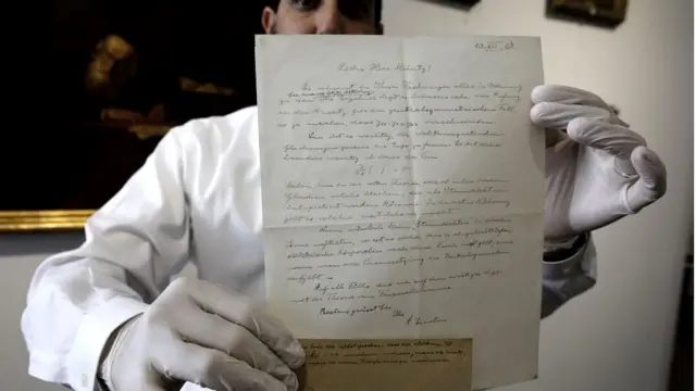 अल्बर्ट आइंस्टीन