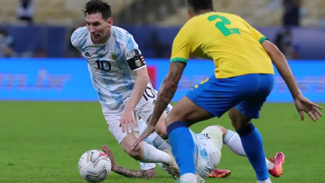 Messi (10) đã có một giải đấu chói sáng