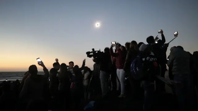 أناس يشاهدون كسوف الشمس