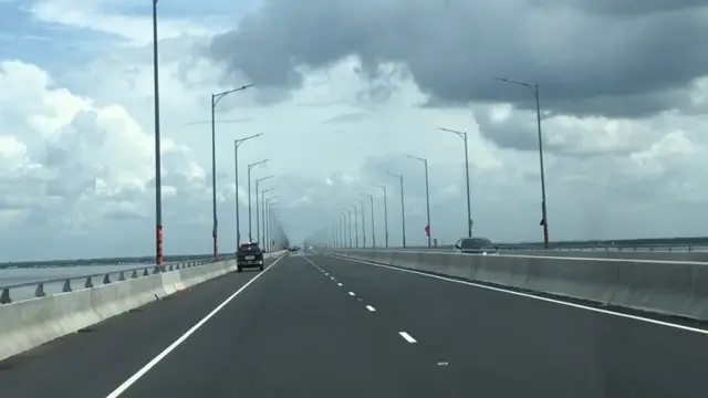 মঙ্গলবার সেতুর ওপর একটু পরপর পুলিশ ও সেনা সদস্যদের টহল দিতে দেখা গেছে