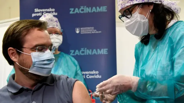 Министр здравоохранения Словакии получает инъекцию вакцины 26 декабря 2020 года