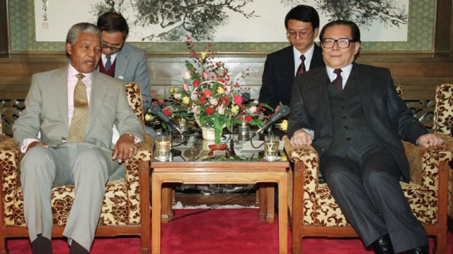 साल 1992 में चीनी नेता जियांग ज़ेमिन के साथ नेल्सन मंडेला