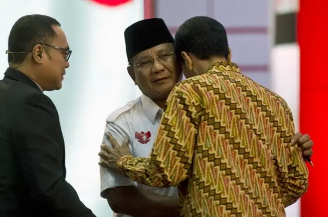 Jokowi dan Prabowo berpelukan usai menyelesaikan debat capres ketiga dengan moderator guru besar hubungan internasional Hikmahanto Juwana, 22 Juni 2014 lalu.