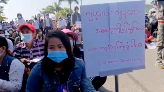 प्रदर्शनमा सहभागी