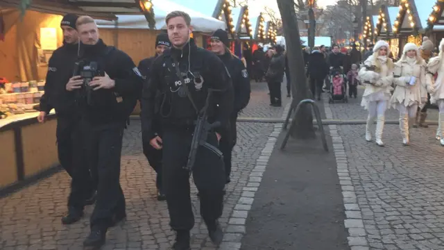 Полицейские патрулируют рождественскую ярмарку в Берлине
