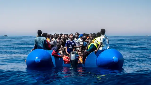 Muhaajiriin badan oo Afrikaan ayaa naftooda khatar ku geliya badda Mediterranean-ka si ay u gaaran Yurub