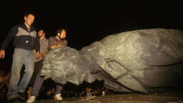 Homens derrubam estátua de Félix Dzerzhinsky durante a noite