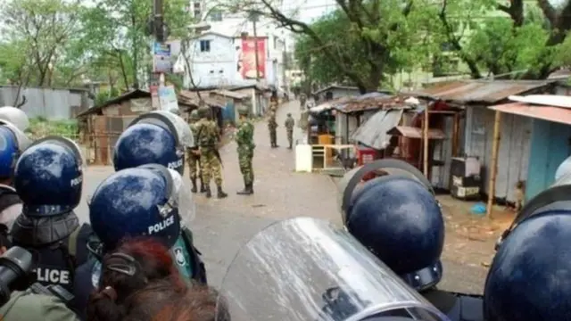 সিলেটে বৃহস্পতিবার মধ্য রাত থেকেই জঙ্গি আস্তানা ঘিরে অভিযান শুরু করে পুলিশ। পরে যোগ দেয় সেনাবাহিনী
