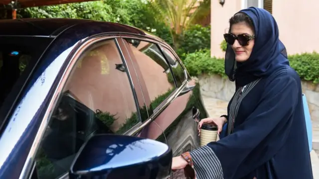 perempuan saudi dan mobil