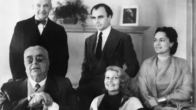 (دائیں سے بائیں) بیگم آغا خان، ریٹا ہیورتھ، شہزادہ علی خان اور آغا خان سوم