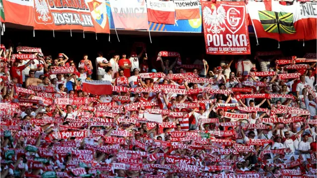 El rojo de la afición polaca...