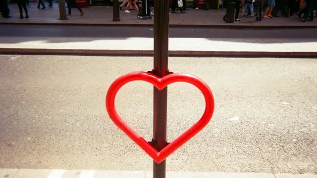 Estacionamiento de bicicletas con forma de corazón