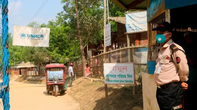 জেলা প্রশাসনের উদ্যোগে লকডাউন পরিস্থিতি যাতে সেখানকার বাসিন্দারা মেনে চলে তা মনিটর করা হচ্ছে।