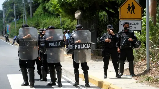 El miércoles, la policía allanó y bloqueó el acceso a la vivienda de Cristiana Chamorro.