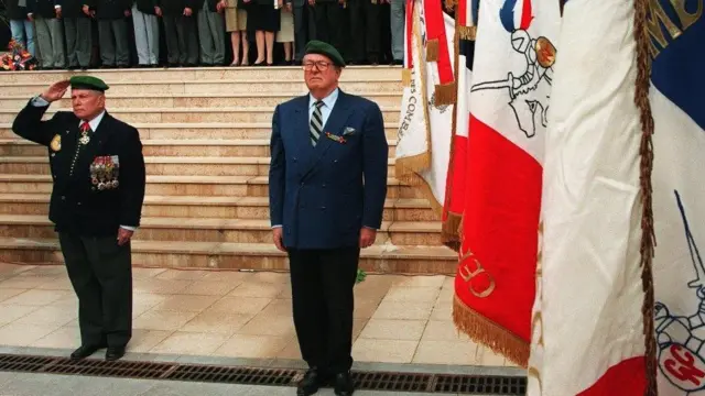 Ông Jean-Marie Le Pen (phải) trong một buổi lễ tại Frejus của cựu binh Pháp trở về từ Đông Dương