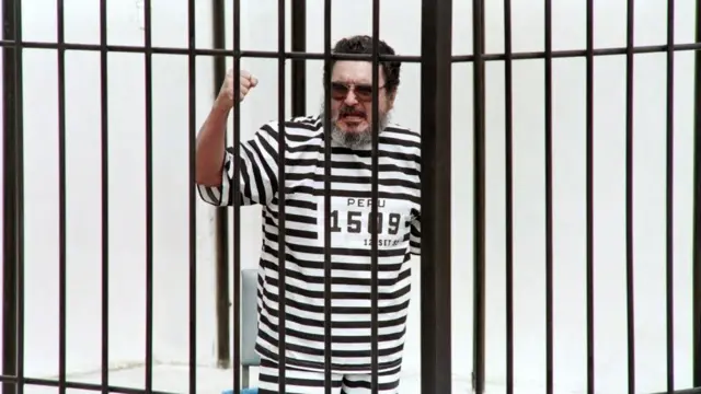 Abimael Guzmán entre rejas.