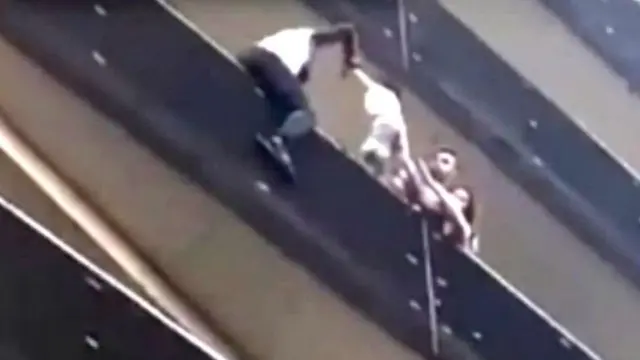 Baada ya kufika ghorofa ya nne alimvuta haraka mtoto