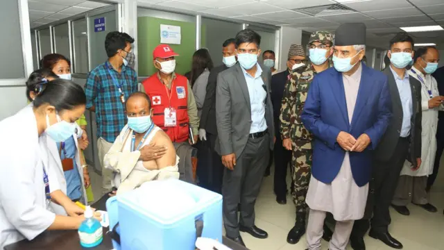 नेपाल सरकारले अमेरिकाबाट प्राप्त जोनसन एन्ड जोनसनको कोभिड खोप वितरण गरेको छ। प्रधानमन्त्री शेरबहादुर देउवाले सोमवार वीर अस्पतालमा सञ्चालन गरिएको कोभिड खोप कार्यक्रमको निरीक्षण गरेका थिए