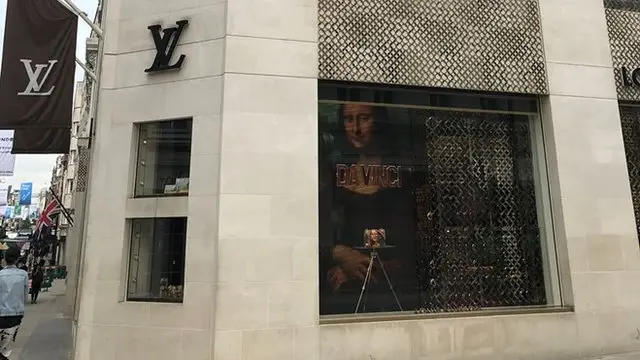 路易威登橱窗里演绎达芬奇的《蒙娜丽莎》。