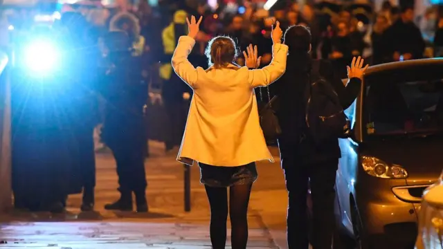 无辜路人高举双手走出武警包围圈