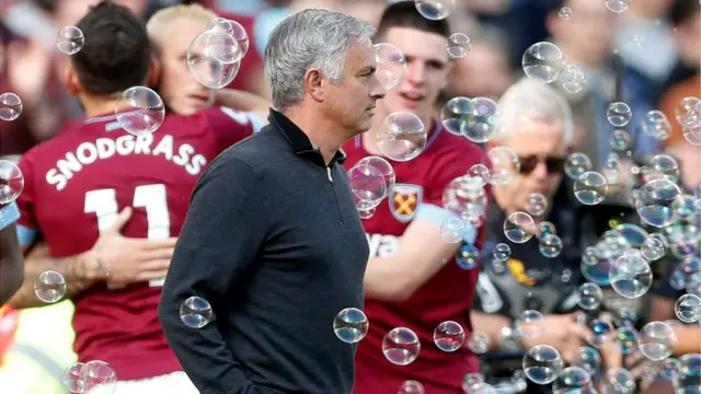 منچستر یونایتد از هفت بازی ابتدایی لیگ برتر ۱۰ امتیاز گرفته، این با رکورد تیم دیوید مویز در فصل ۱۴-۲۰۱۳ مساوی است اما این فصل آن‌ها تفاضل گل بدتری دارند.