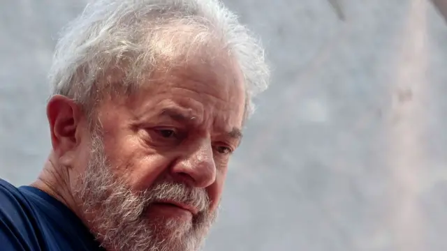 Lula olha para baixo,aposta futebol pixperfil