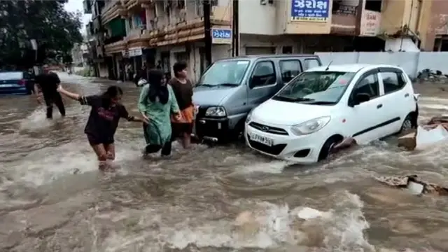 ડીસા-થરાદ હાઇવે પર પાણી ભરાતાં વાહનો અટકી પડ્યાં છે.