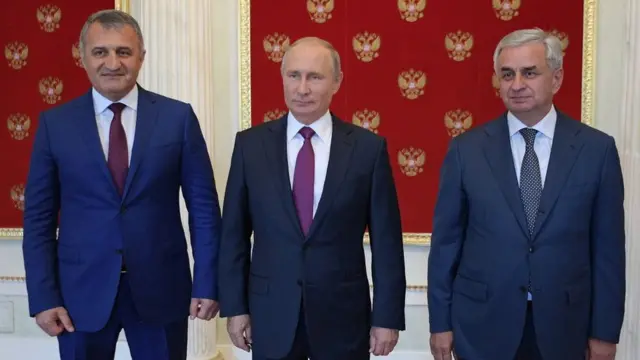 Putin con los presidentes de Osetia del Sur y Abjasia.