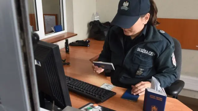 Кордон Україна-Польща, прикордонна служба, паспорт України