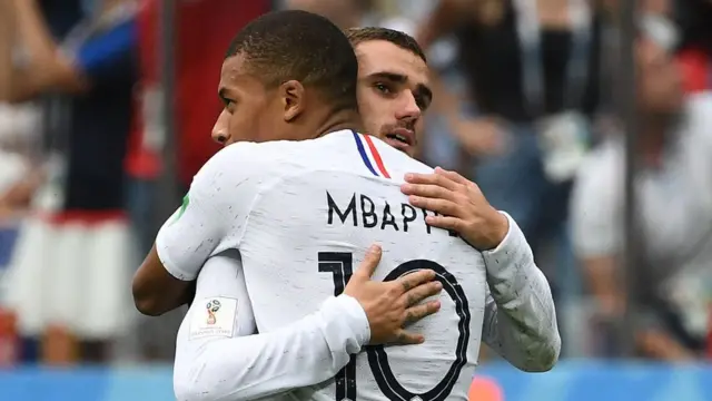 Antoine Griezmann celebra con Mbappé