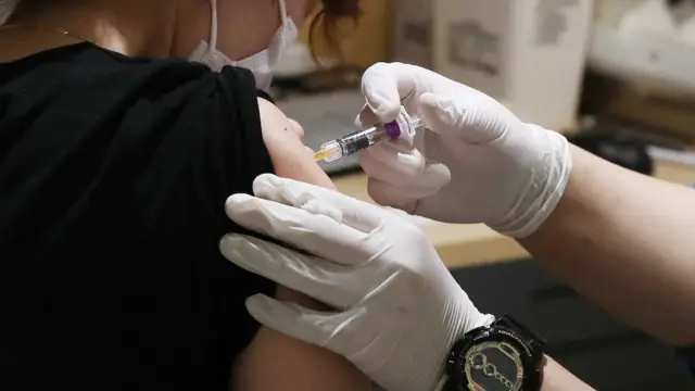 22일 오전 서울 강서구 한국건강관리협회 서울서부지부 독감 예방주사접종소에서 한 시민이 독감 백신을 맞고 있다