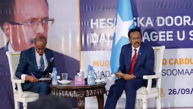 Dad ka qeyb galay dood-cilmiyeedka ayaa su'aalo weydiinayay madaxweynaha