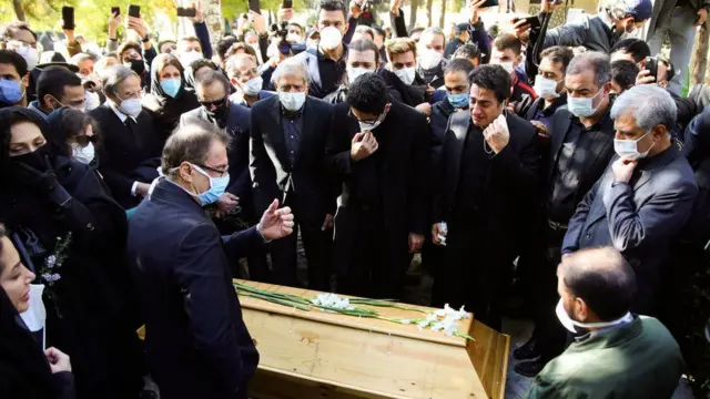 خانواده و اشخاص نزدیک به خانواده شجریان در آخرین خداحافظی