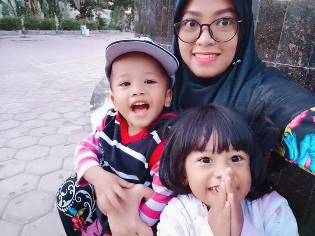 Irma Tazkiyya bersama dua anaknya.