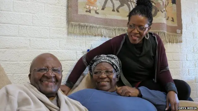 Десмонд Туту с женой и дочерью