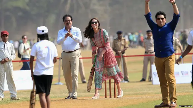 मुंबईच्या शिवाजी पार्कवर ब्रिटन राजघरण्याच्या डचेस यांच्यासोबत क्रिकेट खेळताना सचिन. मागे दिलिप वेंगसरकर.