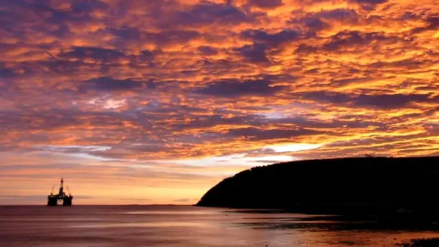 Демонтаж морской нефтяной вышки - трудная задача