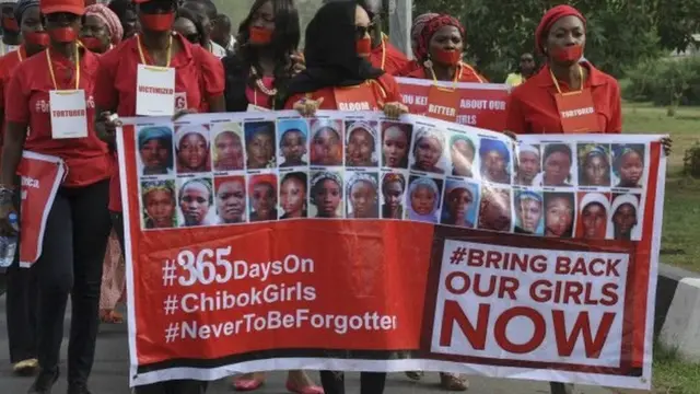 चिबॉक लड़कियों के लिए प्रदर्शन कर रही महिलाएं