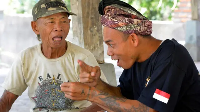 Imagem mostra homensdicas de apostas para hojevila na Indonésia se comunicando pela linguagemdicas de apostas para hojesinais chamada Kata Kolok