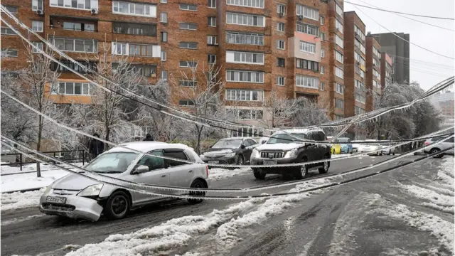 Владивосток. Автомобили и обледеневшие провода на одной из улиц города