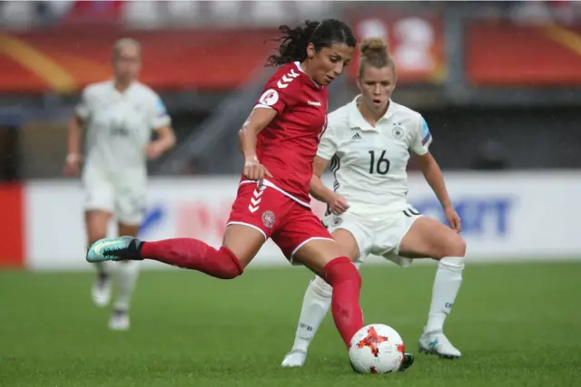 نادیه ندیم میگوید او فوتبال را به صورت سرگرمی درکنار یک اردوگاه مهاجران در دانمارک آغاز کرد و بعد از فراز و نشیب های فراوان راه خود را به تیم ملی فوتبال زنان دانمارک باز کرد