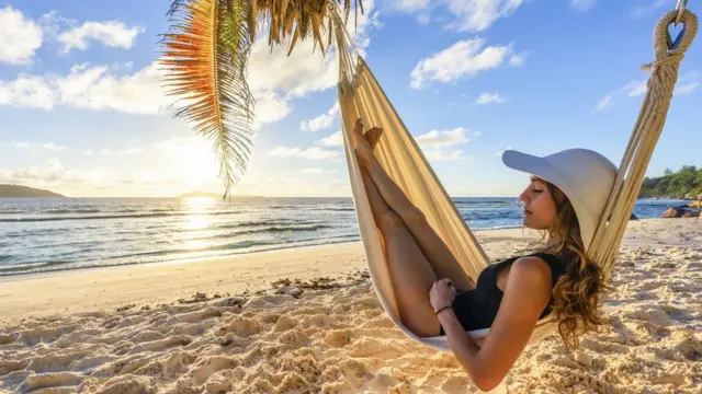 Mulher descansando na redecasino online echtgelduma praia