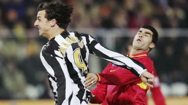 رحمان رضایی از تیم مسینا در جدال با زلاتان ابراهیموویچ از یوونتوس در سال ۲۰۰۵