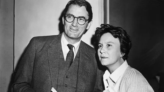 Удостоенный «Оскара» за фильм "Убить пересмешника" исполнитель главной роли Грегори Пек на съемках вместе с автором романа писательницей Харпер Ли. 1962 г.