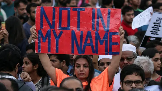 मुंबई में हुए प्रदर्शन में अभिनेत्री शबाना आज़मी